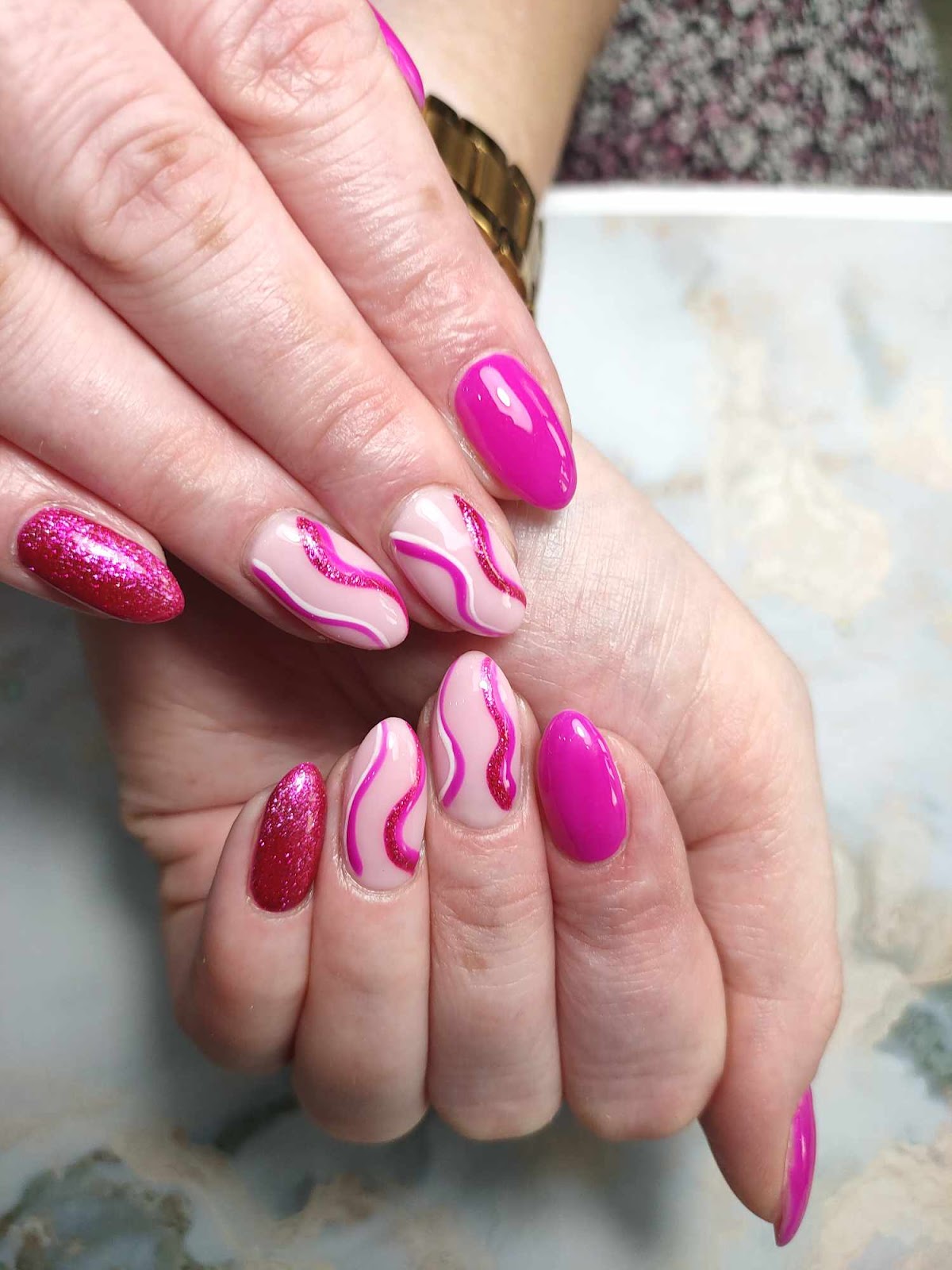 Stylizacja paznokci w salonie Lwi Pazur, różowy manicure hybrydowy ze zdobieniem