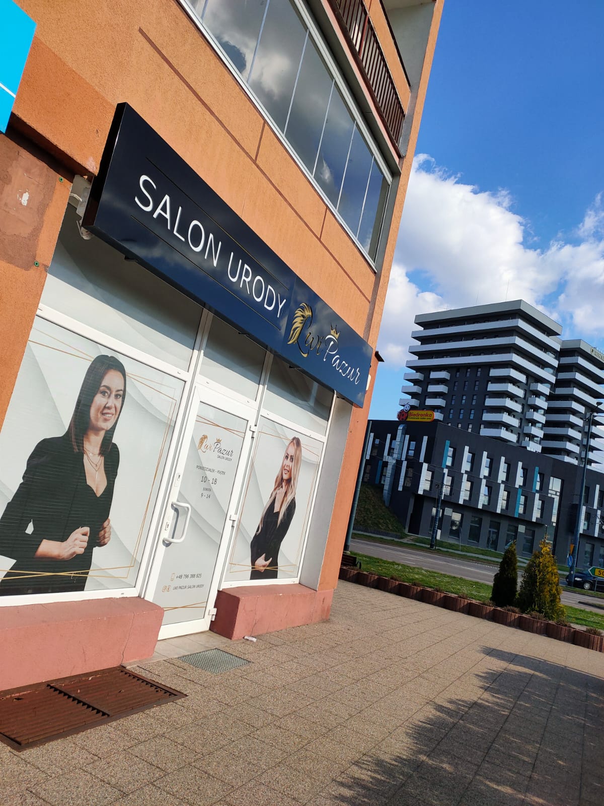 Witryna salonu Lwi Pazur przy Królewieckiej 85 w Elblągu