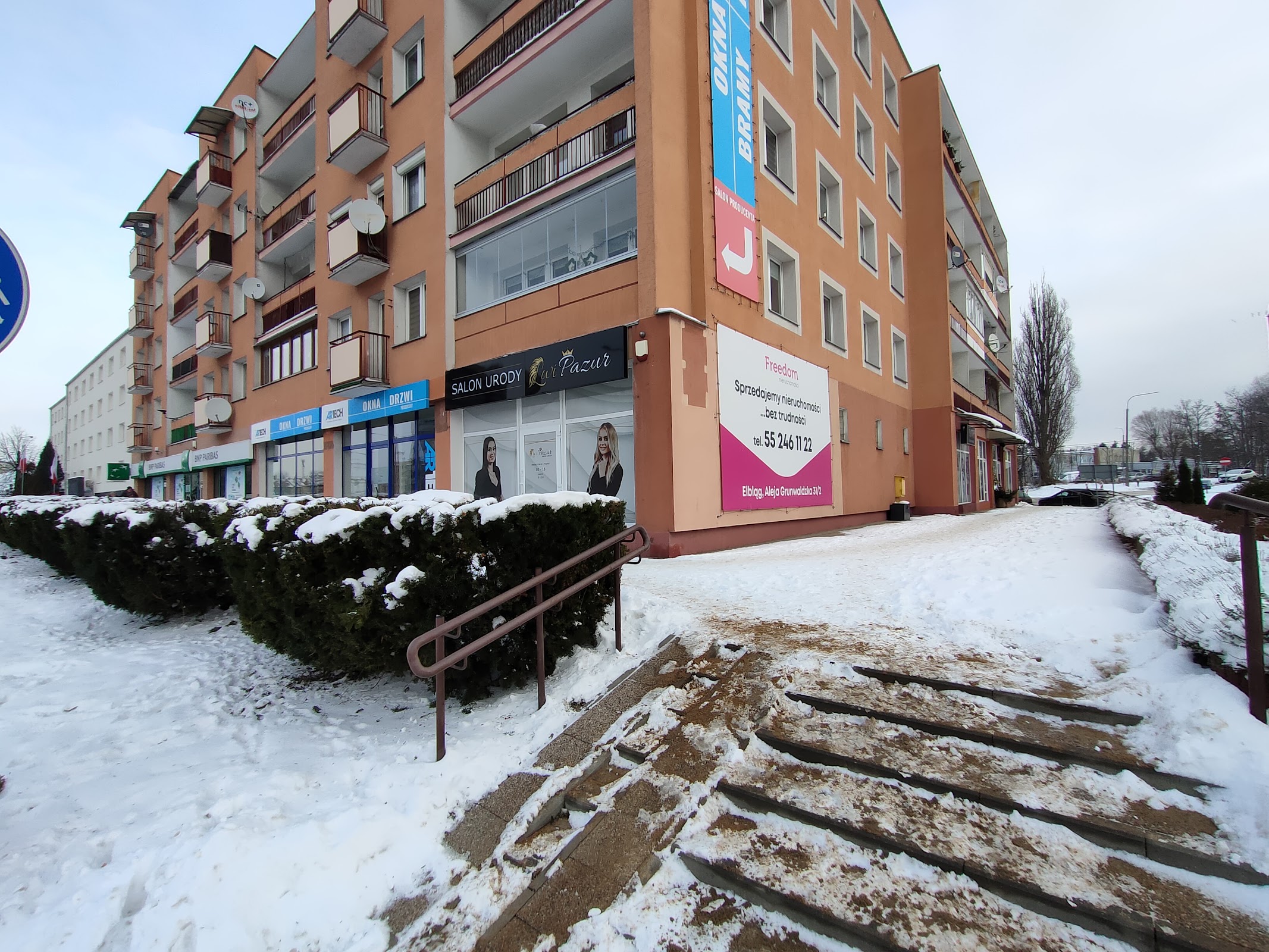 Wejście do salonu Lwi Pazur w budynku przy Królewieckiej w Elblągu
